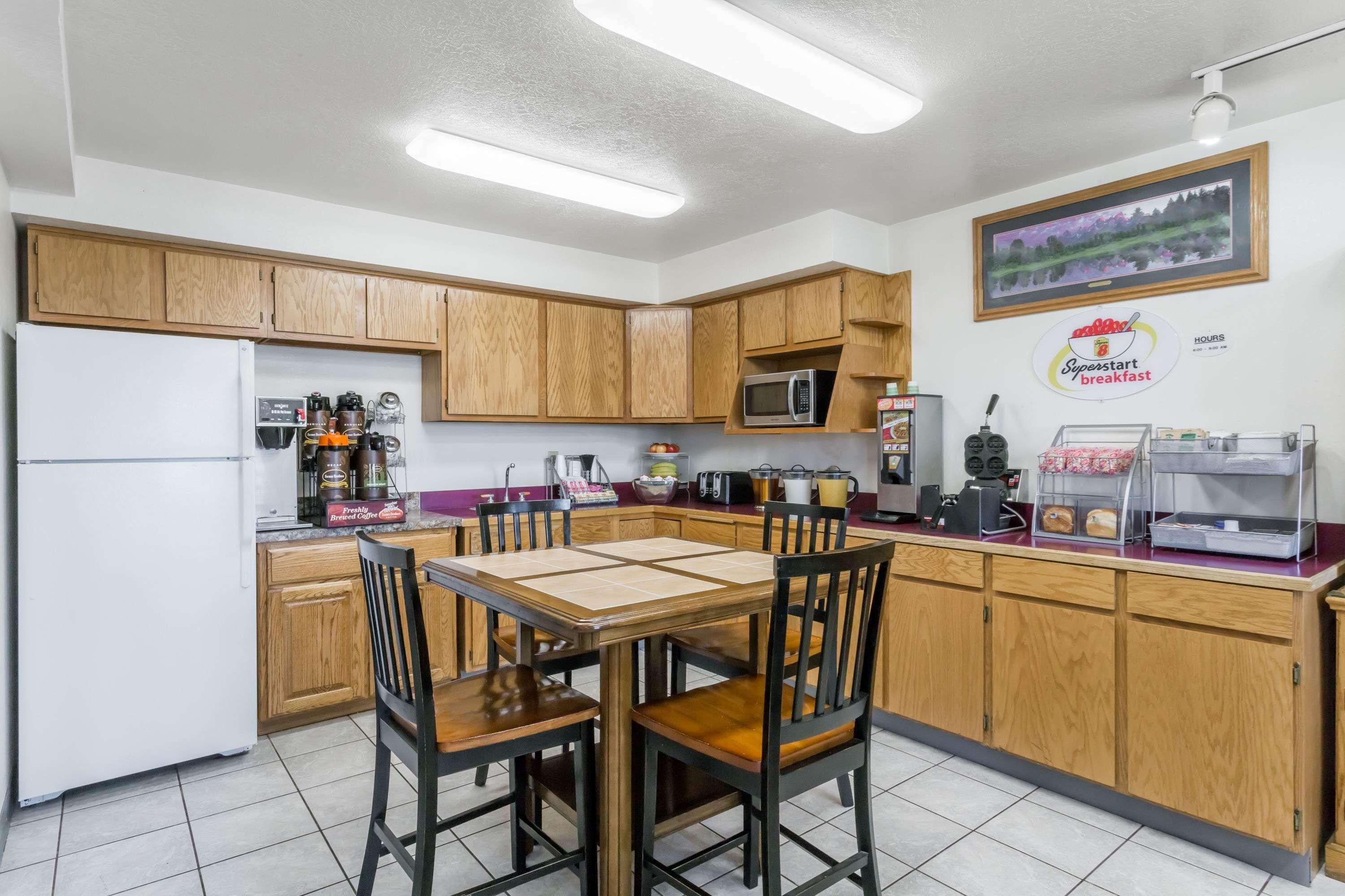 Super 8 By Wyndham Rexburg Hotel Екстериор снимка