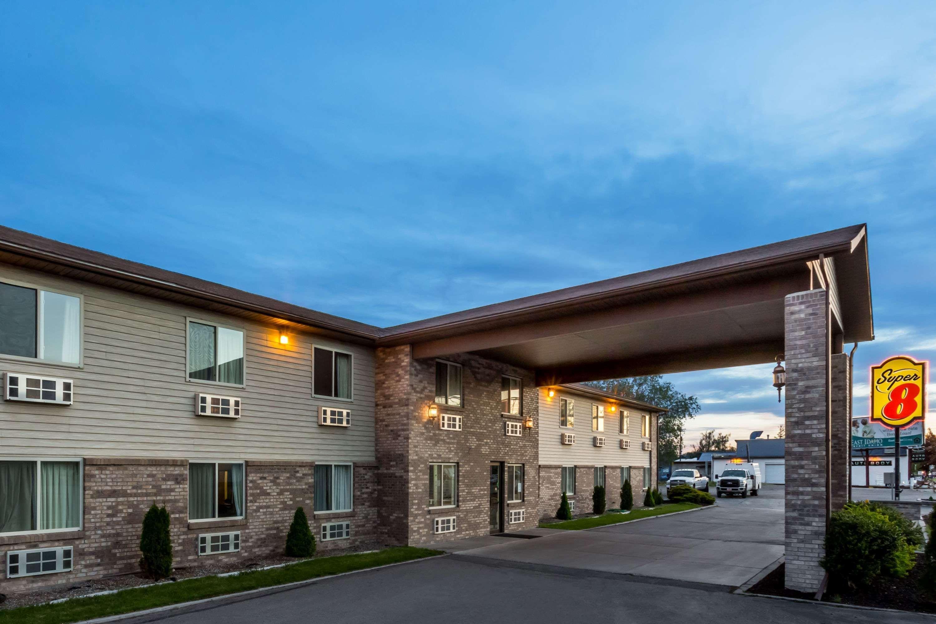 Super 8 By Wyndham Rexburg Hotel Екстериор снимка
