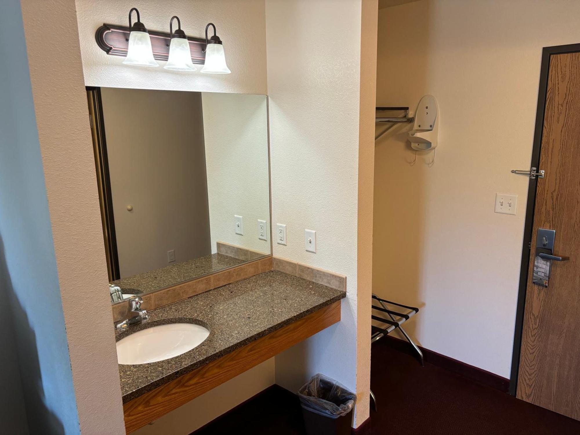 Super 8 By Wyndham Rexburg Hotel Екстериор снимка