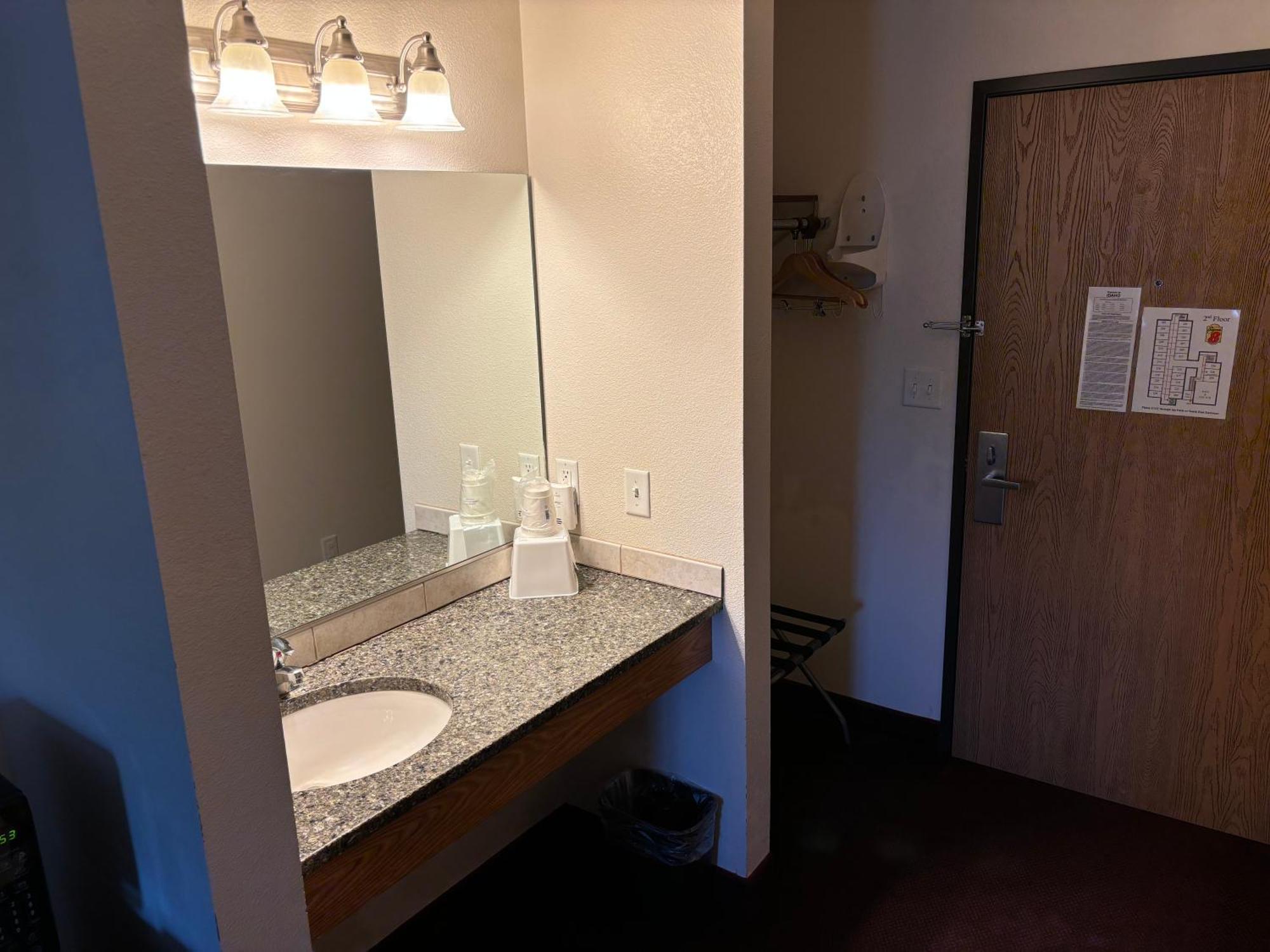 Super 8 By Wyndham Rexburg Hotel Екстериор снимка